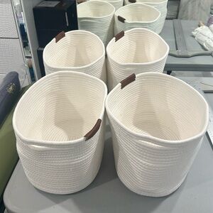 4 white baskets with handels